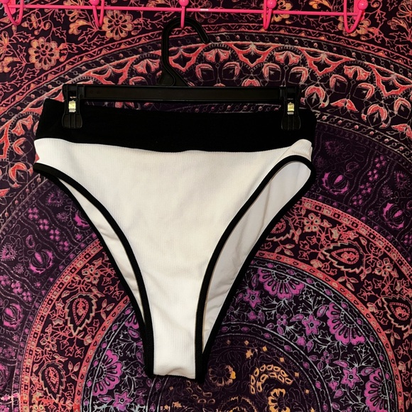 Cupshe Black and White Bikini Set - Picture 4 of 6